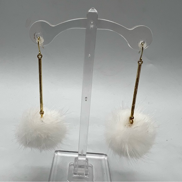 NWT Cameron Macintosh White Puff Dangle Earrings - Picture 2 of 5